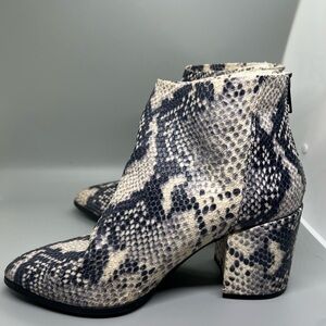 STEVE MADDEN Jillian snake print leather ankle boots white Ivory grey size 7